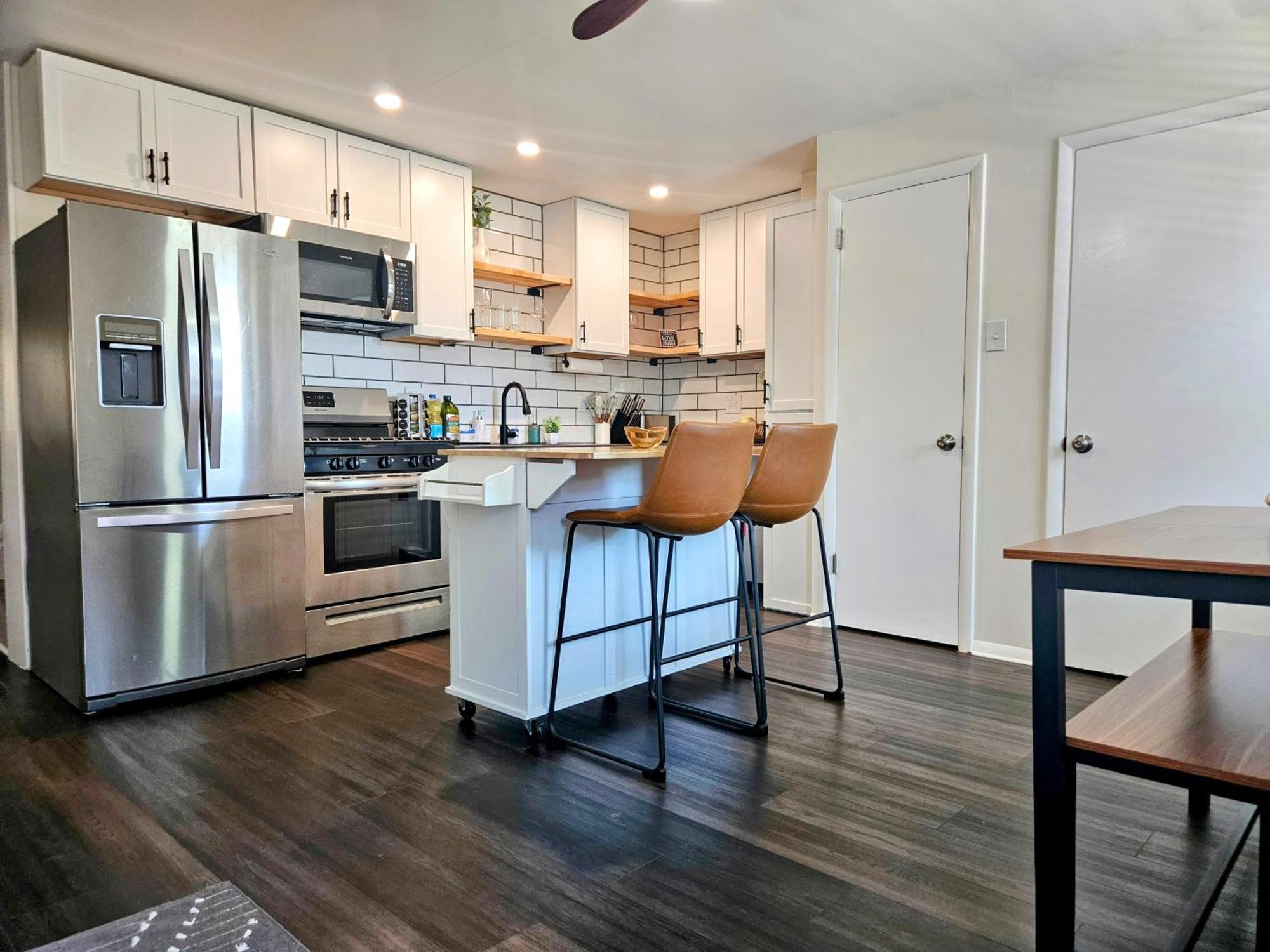 Rustic & Remodeled 3-bedroom In Downtown Apartment
