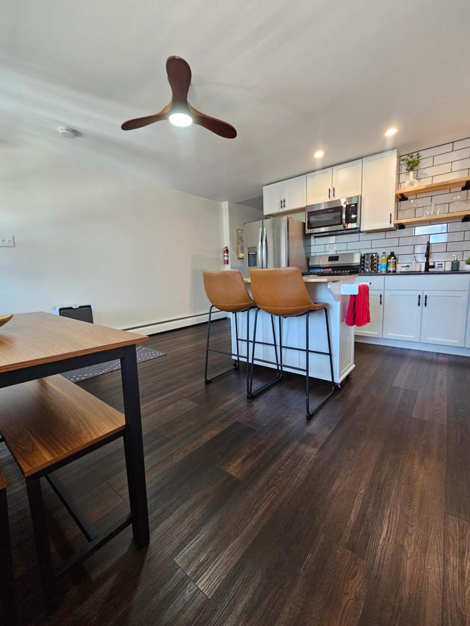 Apartment Rustic & Remodeled 3-bedroom In Downtown