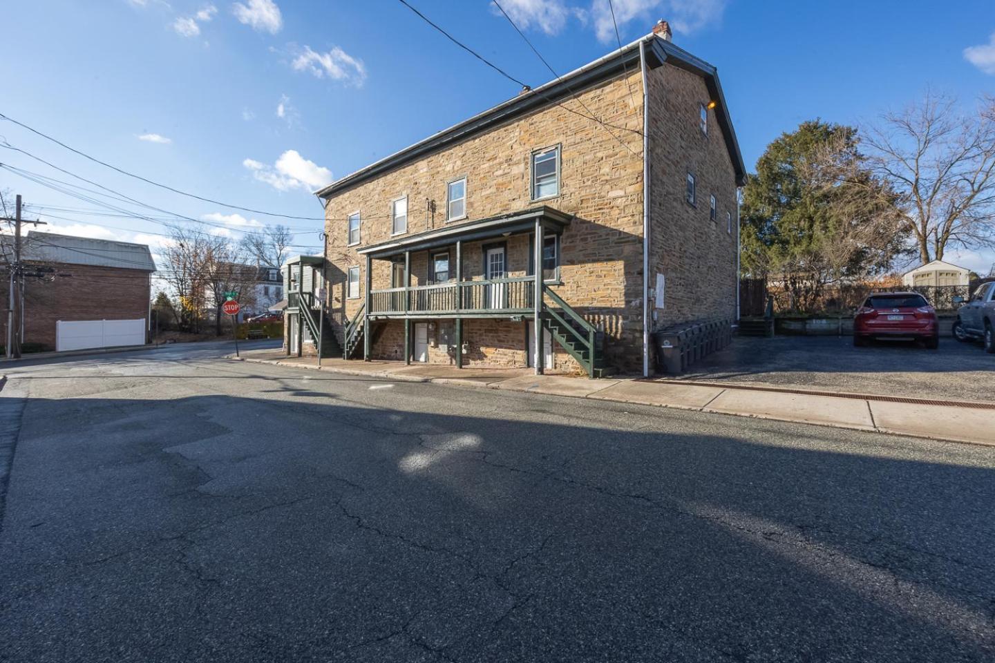 Rustic & Remodeled 3-bedroom In Downtown Apartment *